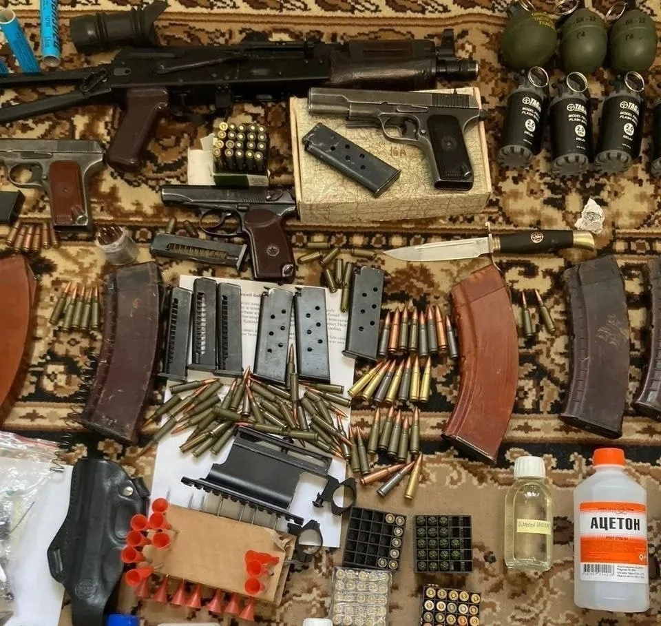 🚨Трое магнитогорцев получили срок за незаконный склад оружия