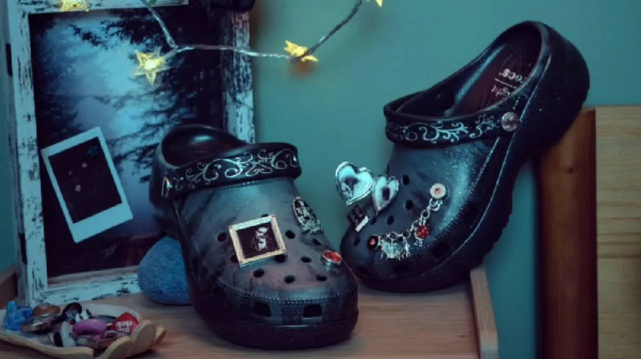 Crocs заколлабились с «Сумерками» и выпустили черевички для пробежек по лесам Форкса 🩸  За джиббитсы
