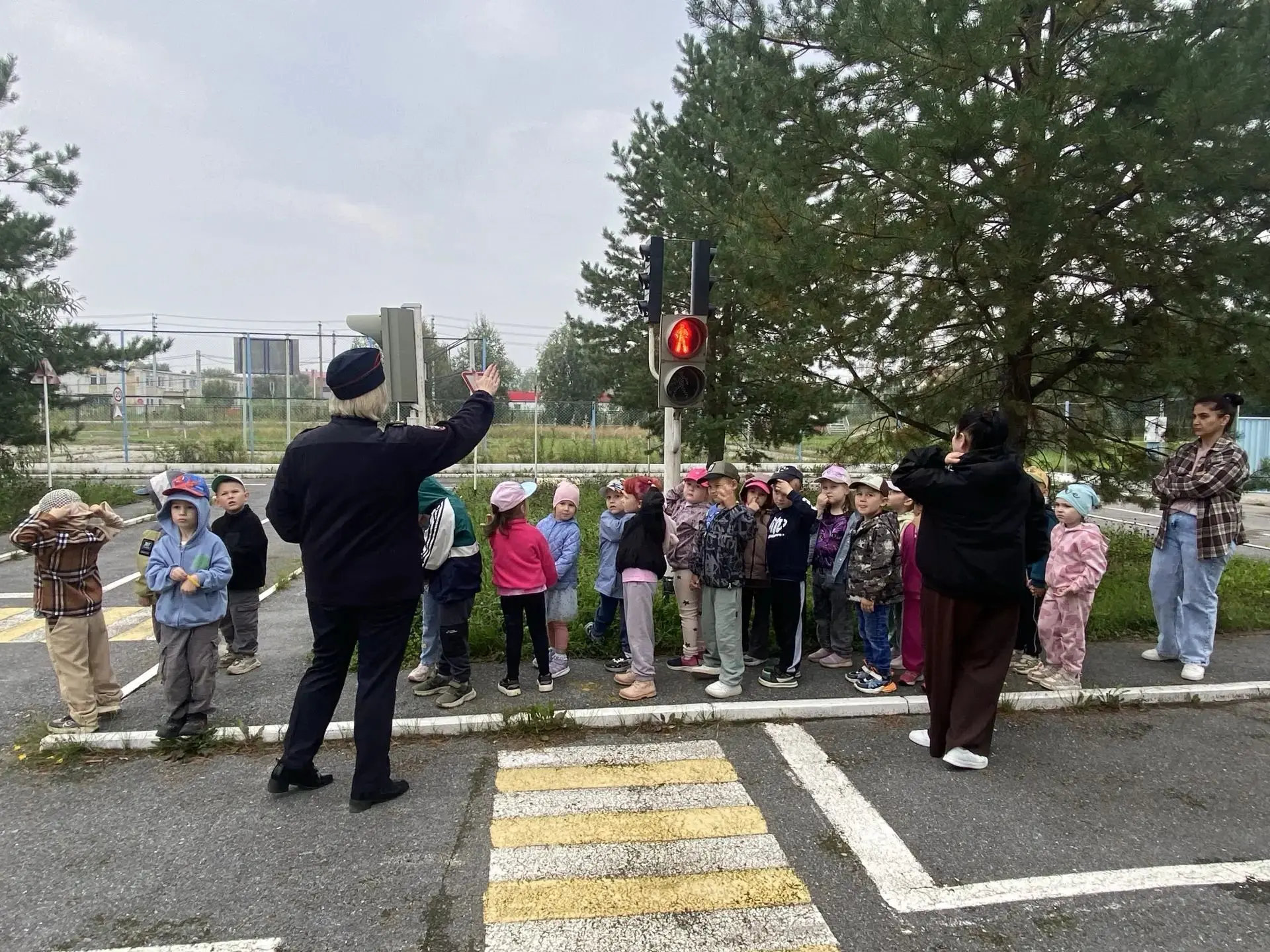 🚦Воспитанники средних групп вновь посетили автогородок, организованный на базе Приобск...