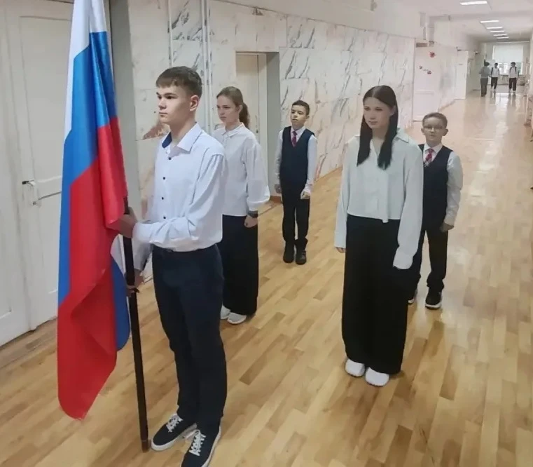 🇷🇺Торжественная церемония поднятия флага РФ🇷🇺 3А и 8Б классы