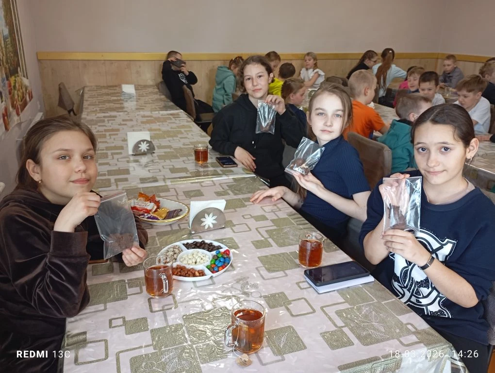 Орлята из 4" Б" класса побывали в настоящем сладком путешествии! Они посетили шоколадную фабрику. 🍫🍫