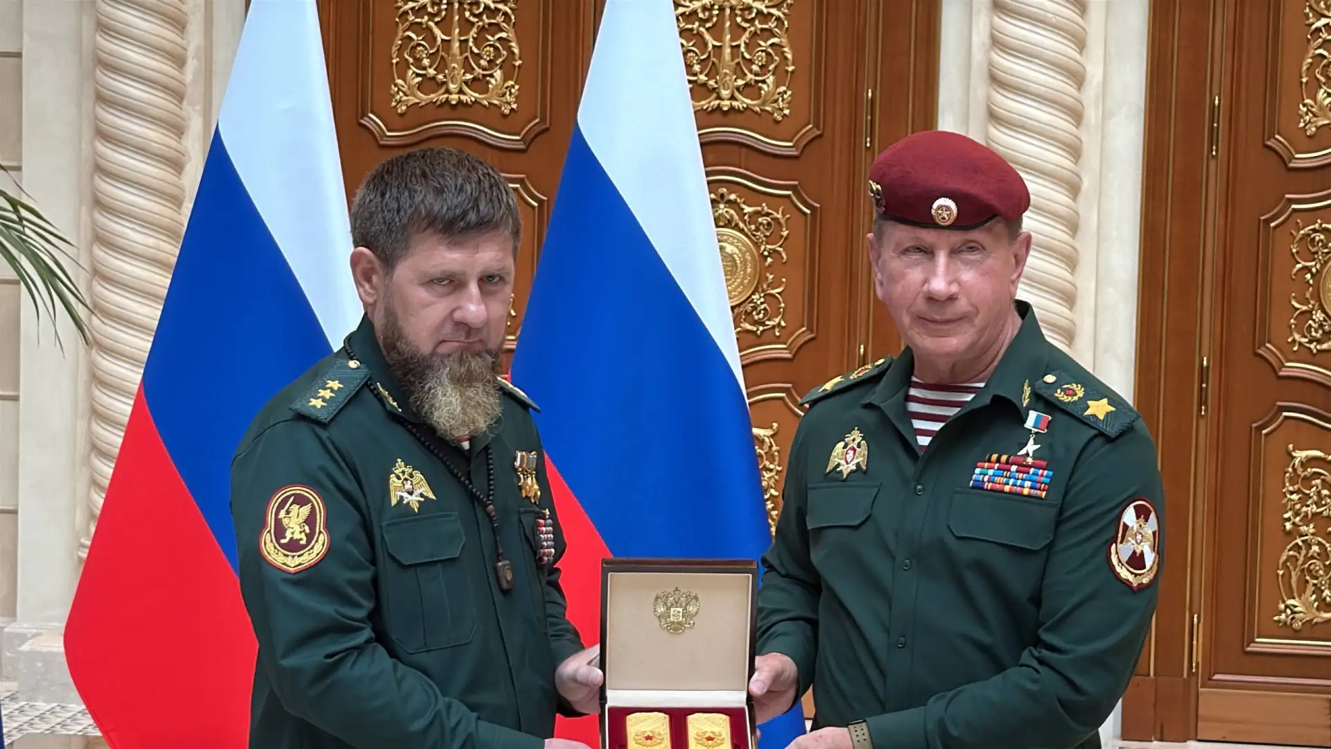 Рамзану Кадырову вручили краповый берет. Церемония прошла сегодня в Грозном, знак отлич...