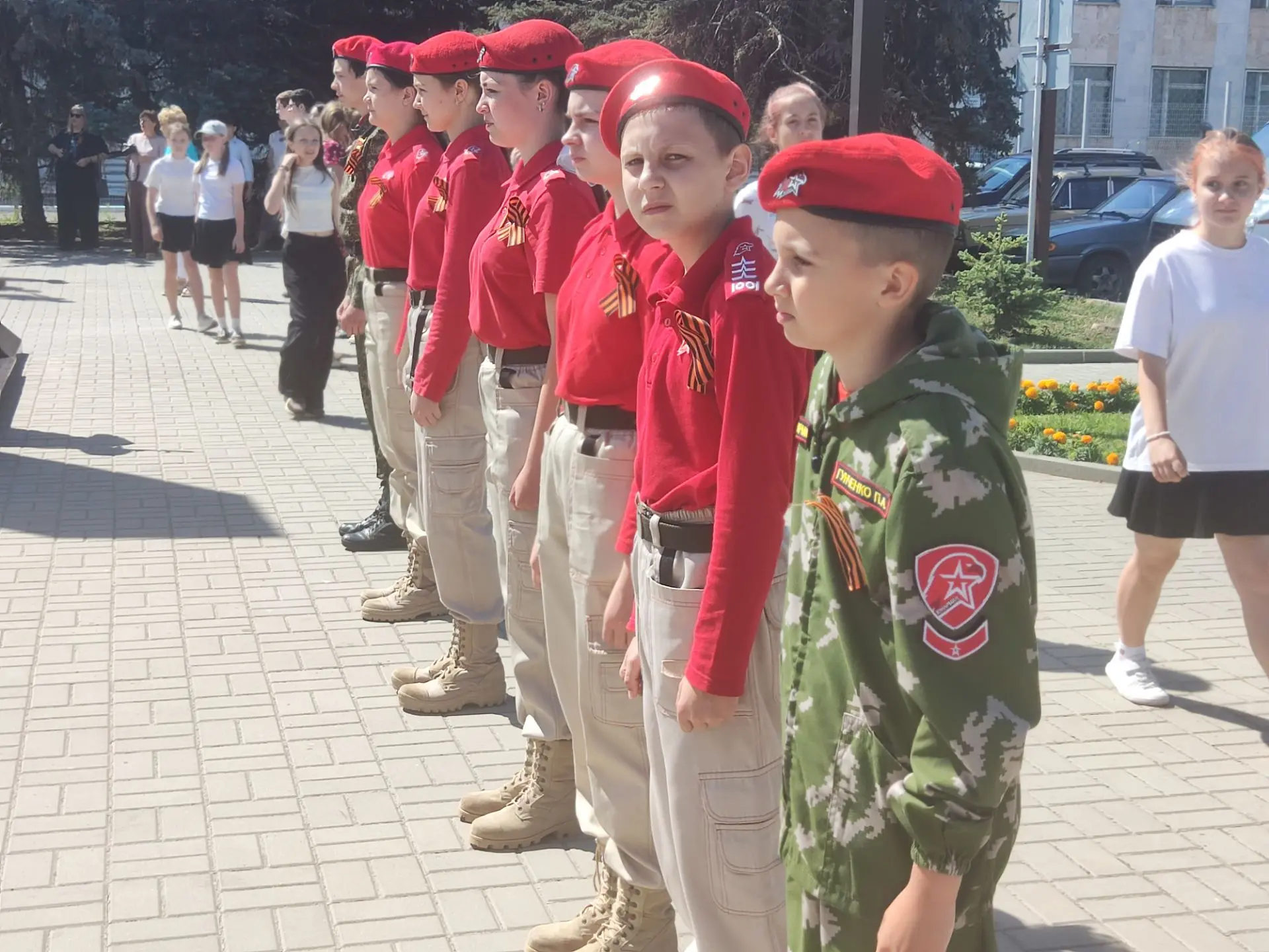 🇷🇺 22 июня в День Памяти и Скорби юнармейцы  отряда " Защитники России" МБОУ СОШ №5   возложили цв