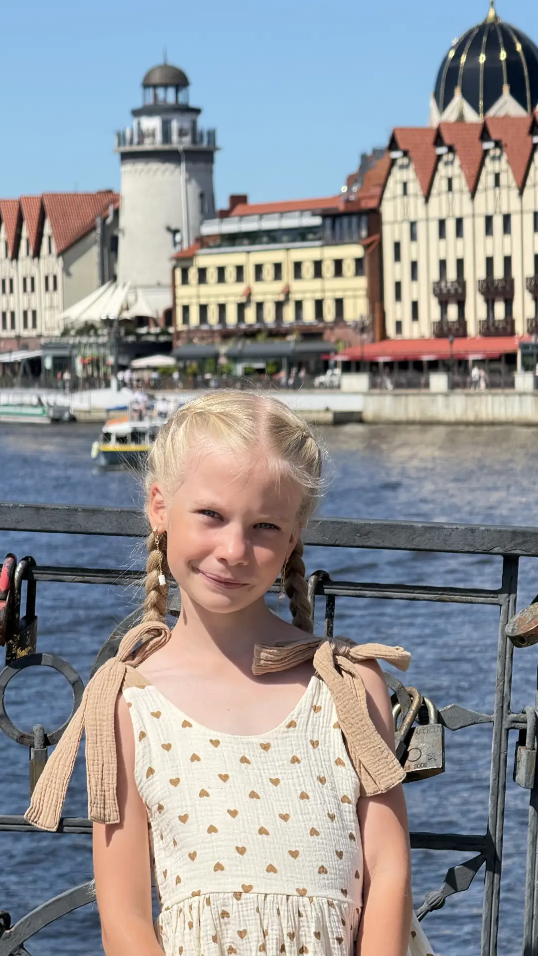 ☀️ Каникулы — просто супер! ☀️

Ульяна из 1 «А» сейчас в Калининграде — в родном городе, где всё так