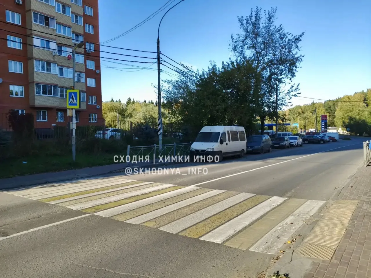 От жителя: На Сходне, улица Первомайская 56, возле пешехода оставили 3 заброшенные маши...