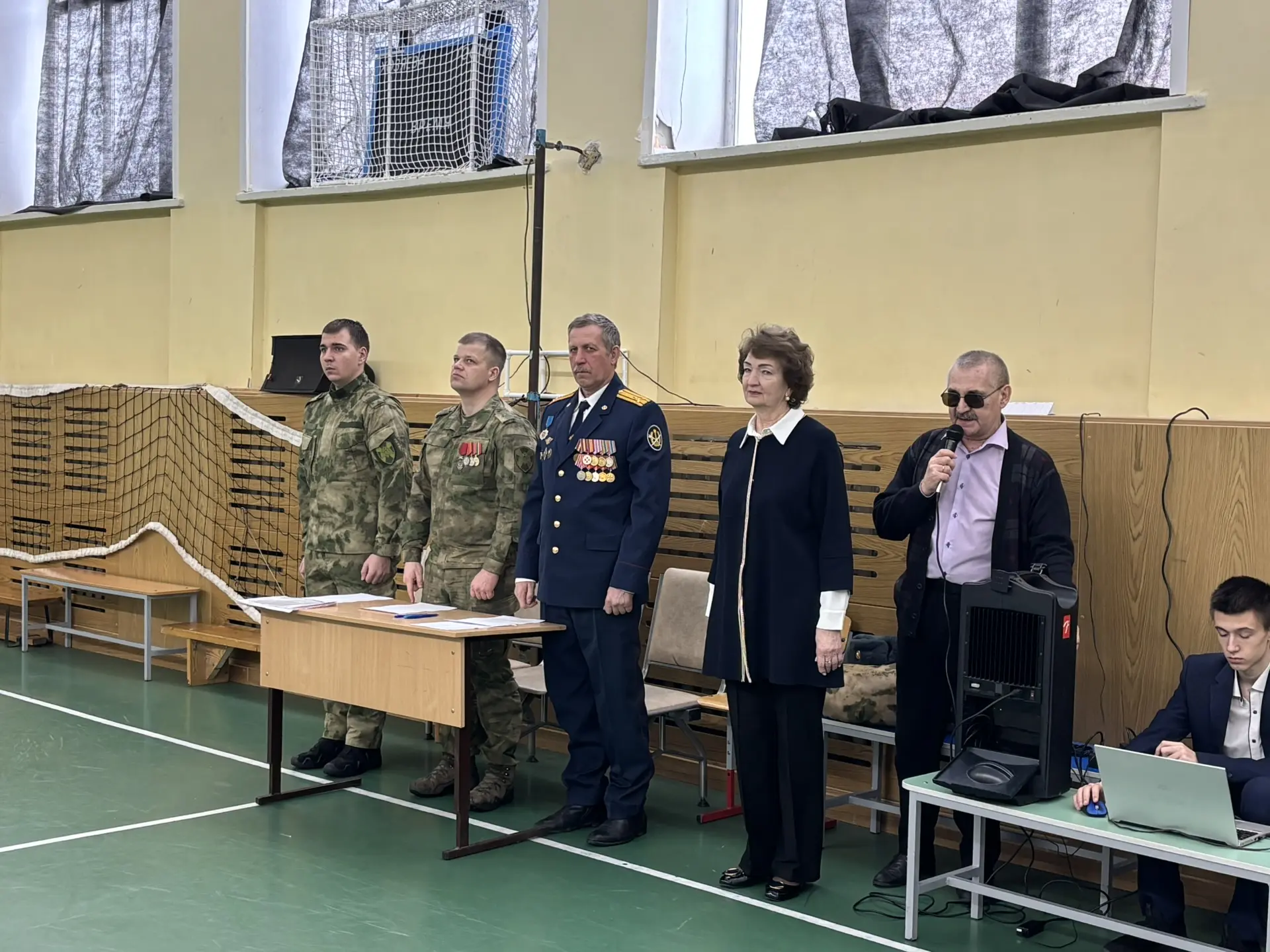 В памяти навсегда останется подвиг  нашего народа, имена героев, защищавших Родину. Долг каждого взр