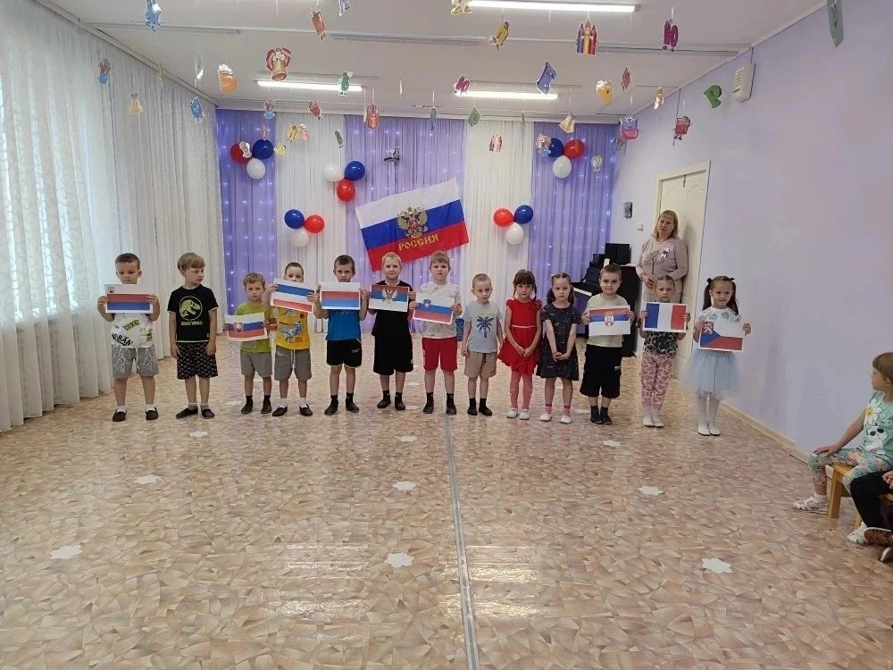 Праздник добрый и красивый!
    Всюду флаги и цветы!
    День России! День России!
 Веселимся я и ты