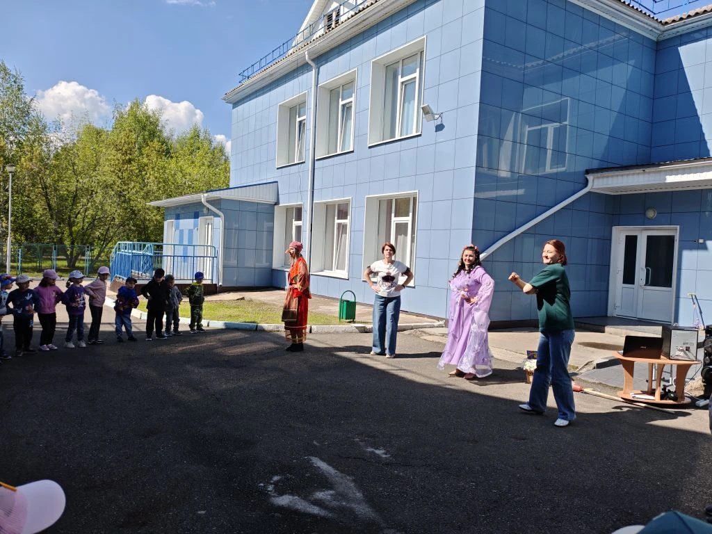 🎉 1 июня в нашем саду лето встречали весельем!
К ребятам в гости пришли и Баба Яга, и само Лето 🧙‍