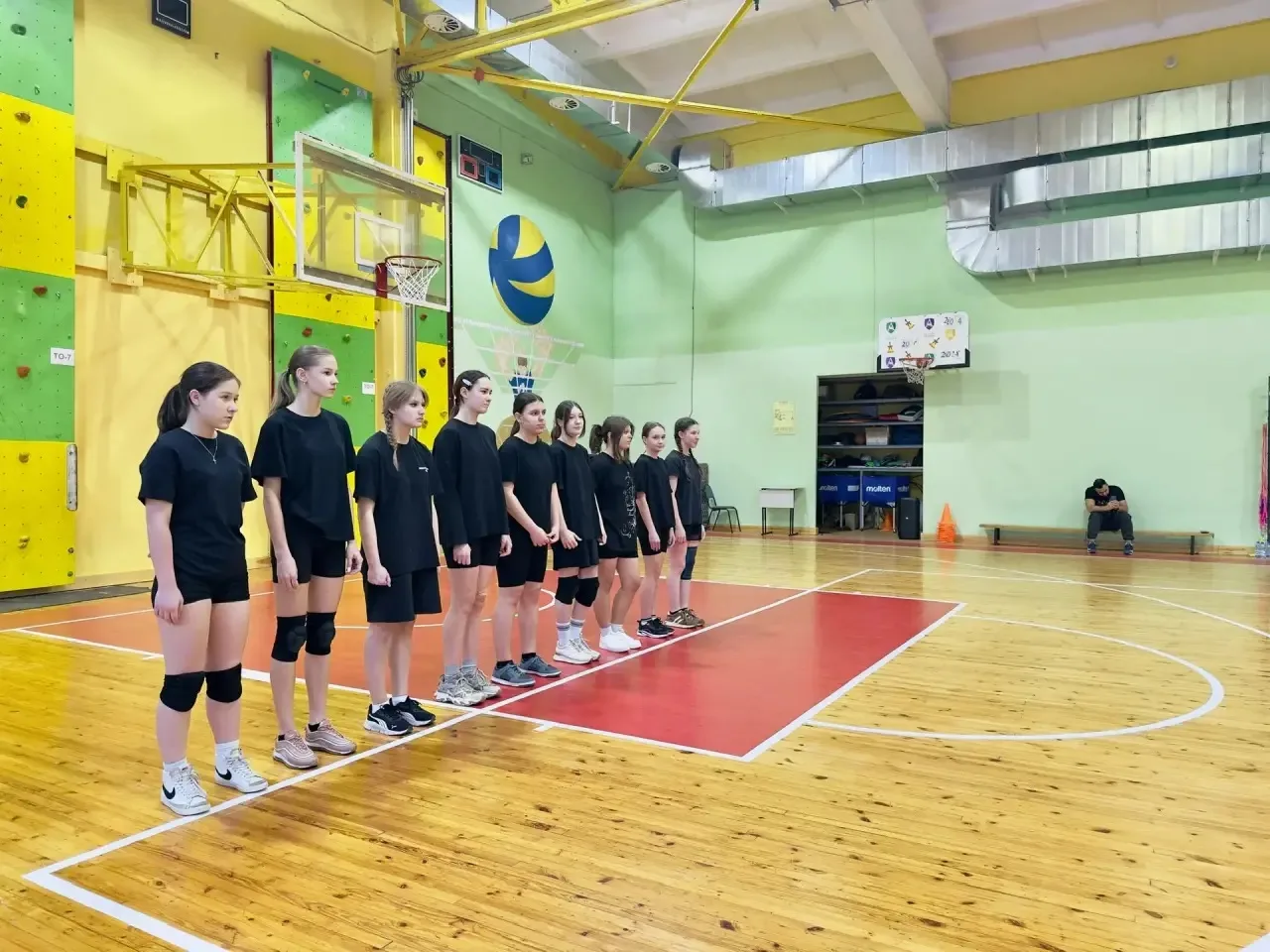 Соревнования «Серебряный мяч» продолжаются: наши девушки в борьбе! 🏐  17 февраля на базе МАОУ Гимназ