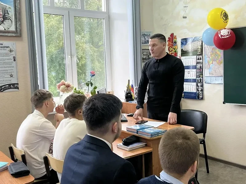 🇷🇺 Ветеран СВО Александр Шевченко провел урок мужества для новодвинских гимназистов