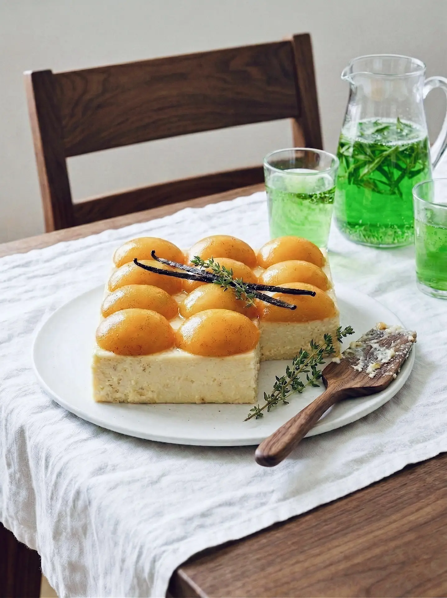 Чизкейк с консервированными персиками.