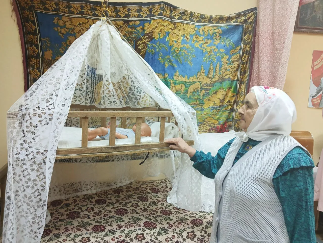 Известная рукодельница из села Зиреклы Гульшат Низамовна посетила краеведческий музей.