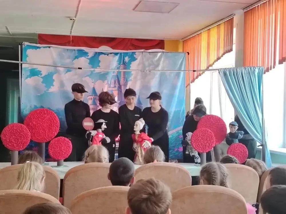 🎭Дорожная безопасность на сцене
Ярким событием для воспитанников пришкольного лагеря " ПЛАНЕТА ПОЧЕ