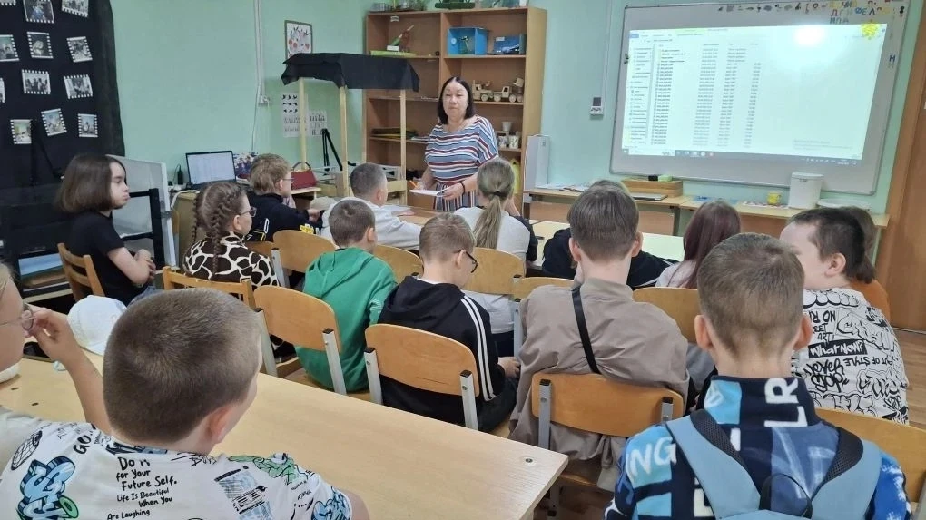 9 июня в детском летнем лагере Центра дополнительного образования библиотекарь отдела обслуживания в