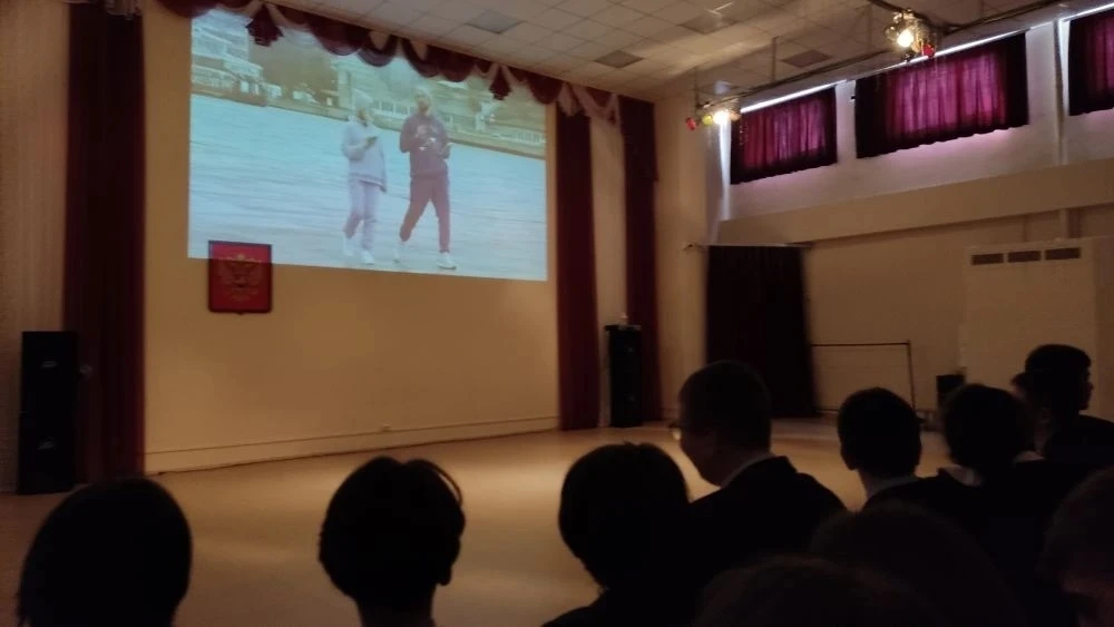 🇷🇺С Днём Воссоединения Крыма с Россией!  📍Сегодня ученики восьмого и шестого класса нашей школы смот