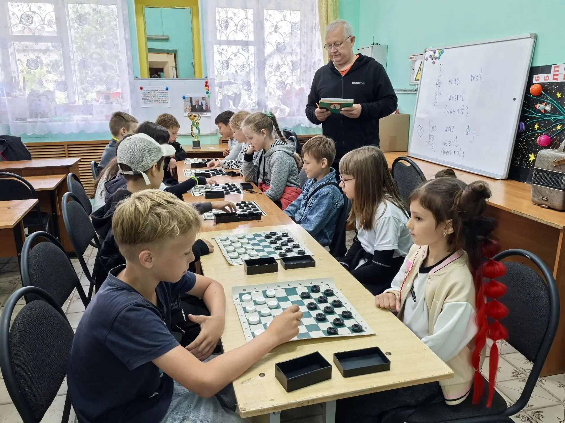 🌧️ Погода за окном не задалась, но это точно не повод отменять зарядку! 💪

А ещё сегодня у ребят и