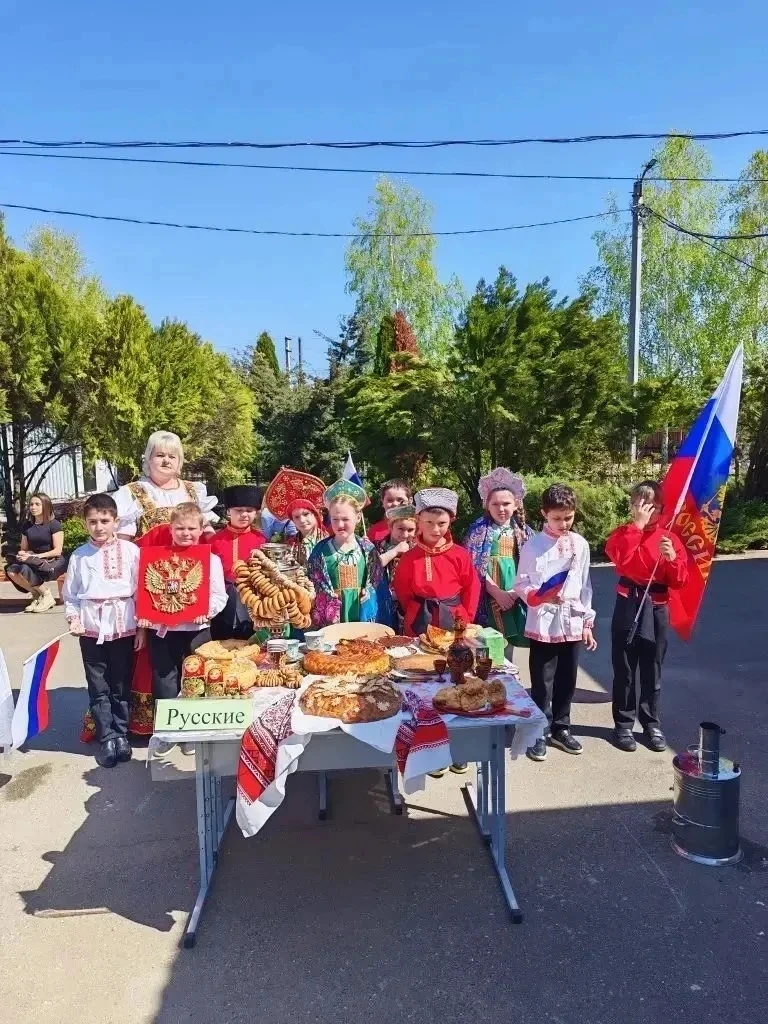 В МБОУ ООШ № 9 имени А.П .Маресьева.,прошло масштабное мероприятие 🎊, посвящённое ярмарке народов и 