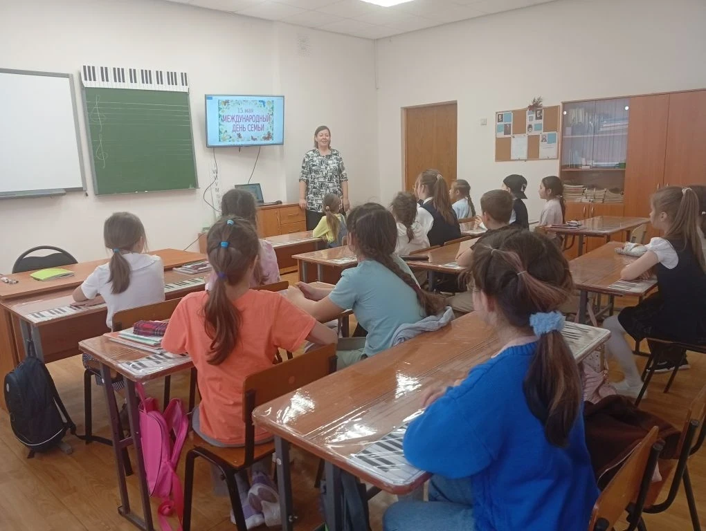 👨‍👩‍👦В Детской музыкальной школе №8 им. Р. Касимова прошли классные часы, посвященны...