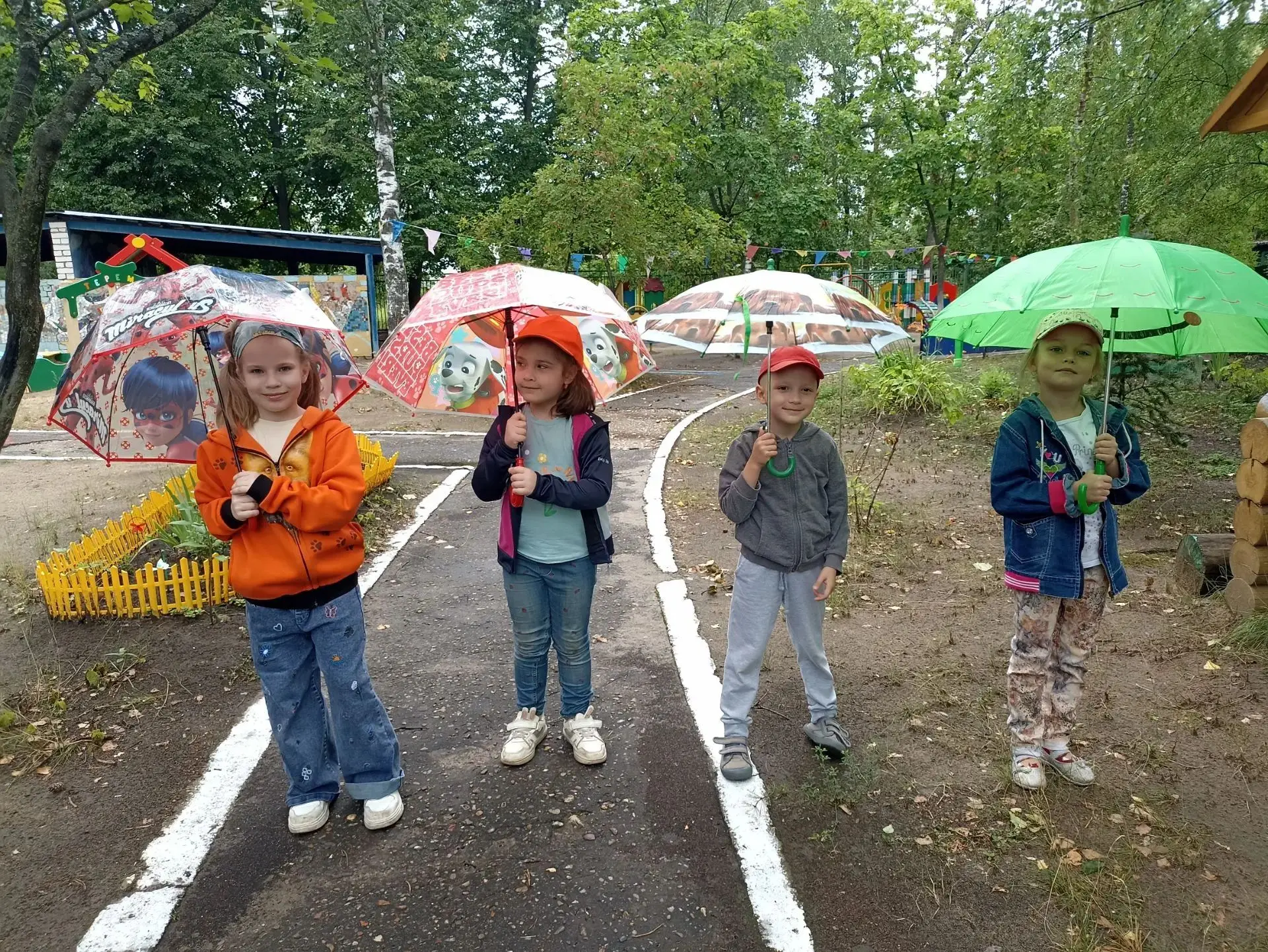 ☔ У природы нет плохой погоды!

Даже дождик нам не помеха — гуляем под зонтиками, рассматриваем капл