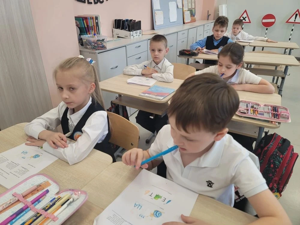 Законы дорог уважаем и изучаем!  Ребята 2«Г» класса под началом классного руководителя Купцовой Алек