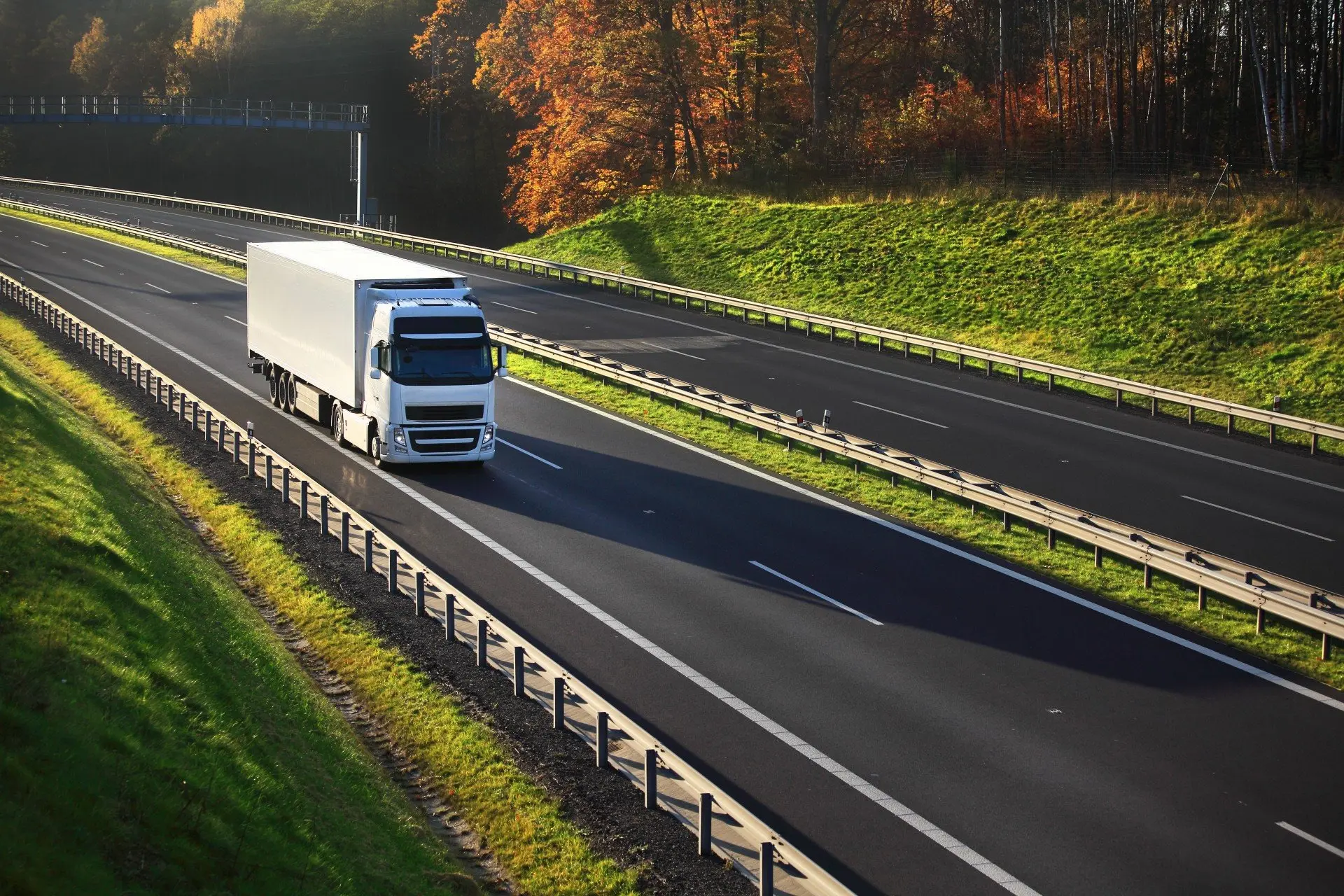 🚚 Беспилотный грузовик впервые в России преодолел маршрут длиной 700 км, совершив поездку из Москвы