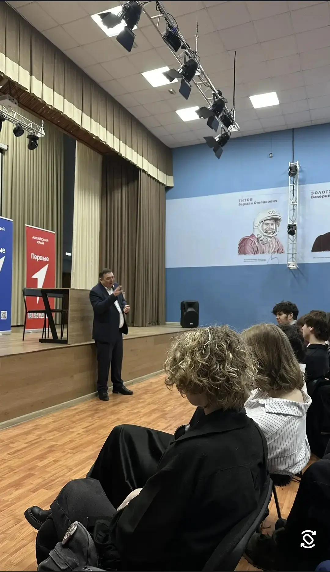 В рамках месячника гражданской активности сегодня в лицее состоялась встреча десятиклассников с депу