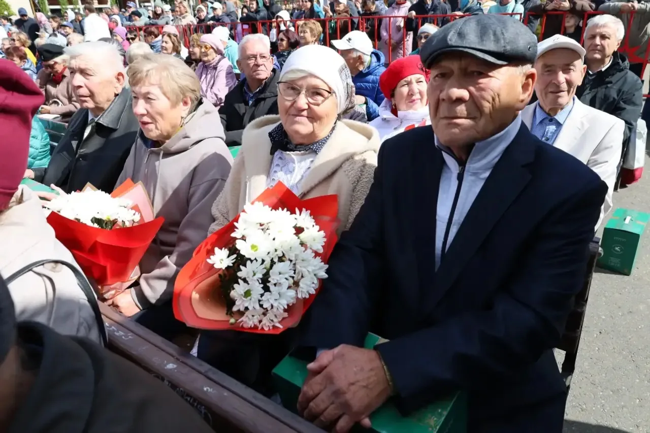По традиции в День города чествовали семейные пары, которые на протяжении многих лет со...