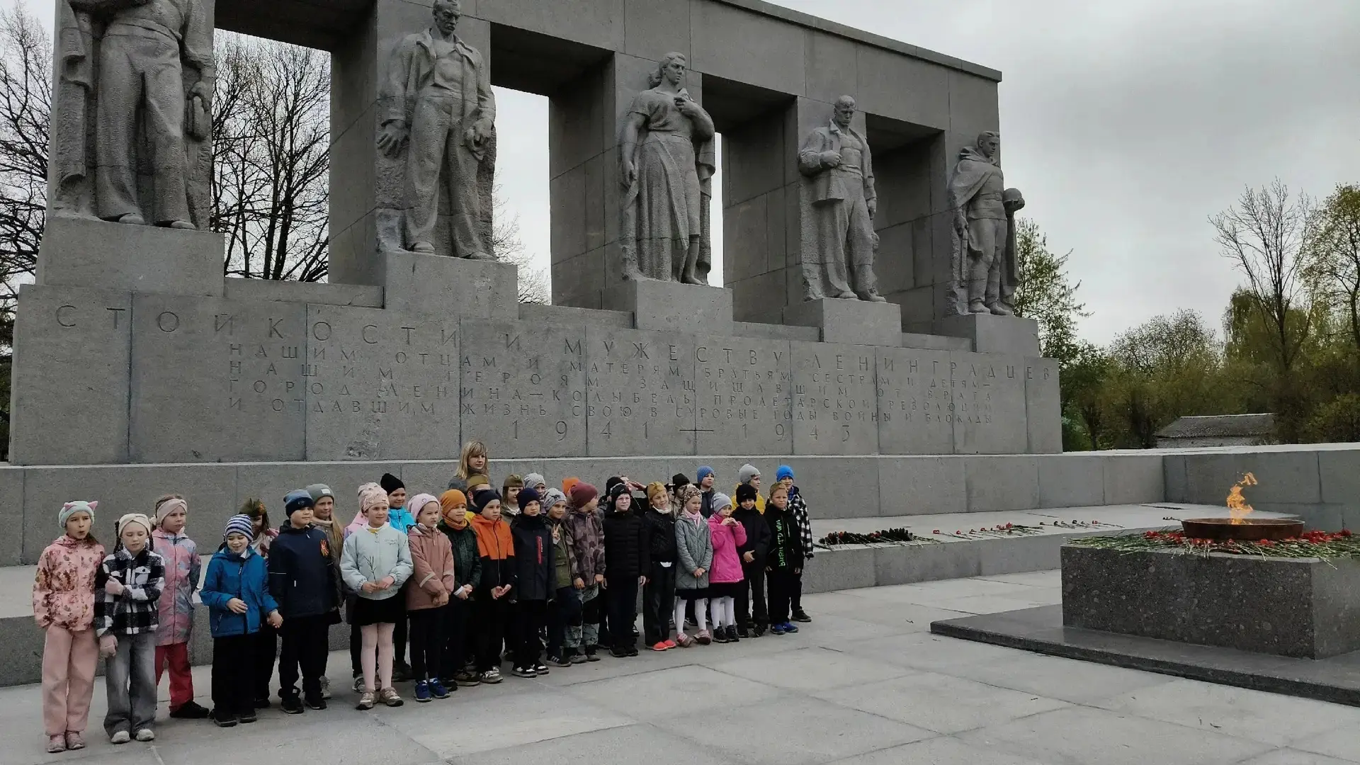 🎗 Мы помним!  Мы гордимся! 🎗   В честь 81‑й годовщины Победы обучающиеся 1 «А» класса вместе с класс
