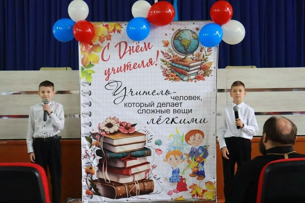 В преддверии Дня учителя, поздравили учителей школ Белогорского района и воспитателей д...