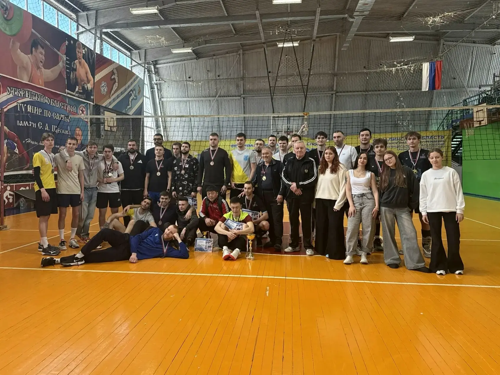 🏐 Серебро с отливом золота: сборная «Университет» заняла второе место в турнире по волейболу!  В Хол