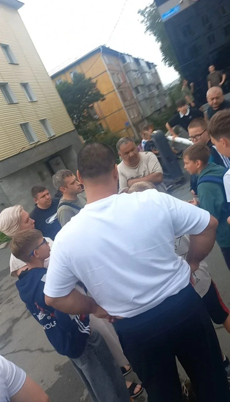1 сентября на кольце Тихой,около ТЦ Орион,толпа иностранных специалистов из 4-5 персона...
