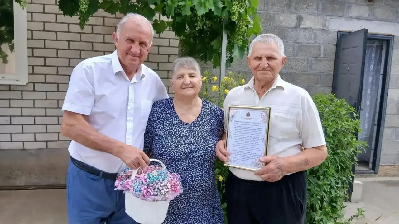 Поздравил супругов Виктора Михайловича и Любовь Антоновну Резник из села Арзгир с замеч...