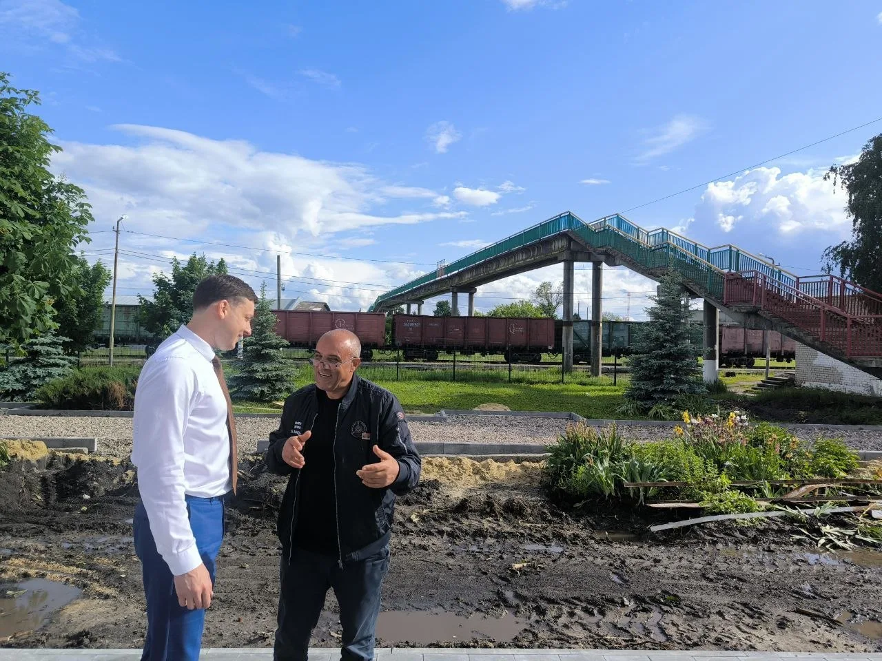 Этим летом отремонтируем ступени пешеходного моста через железную дорогу

На состояние моста было мн