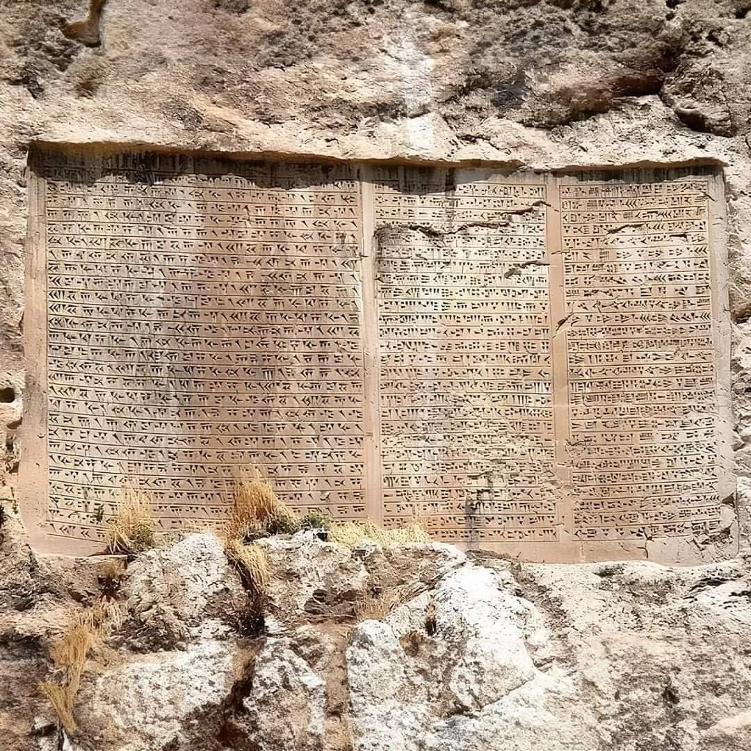 Эта древняя надпись, которой более 2400 лет, была высечена на склоне горы около крепост...