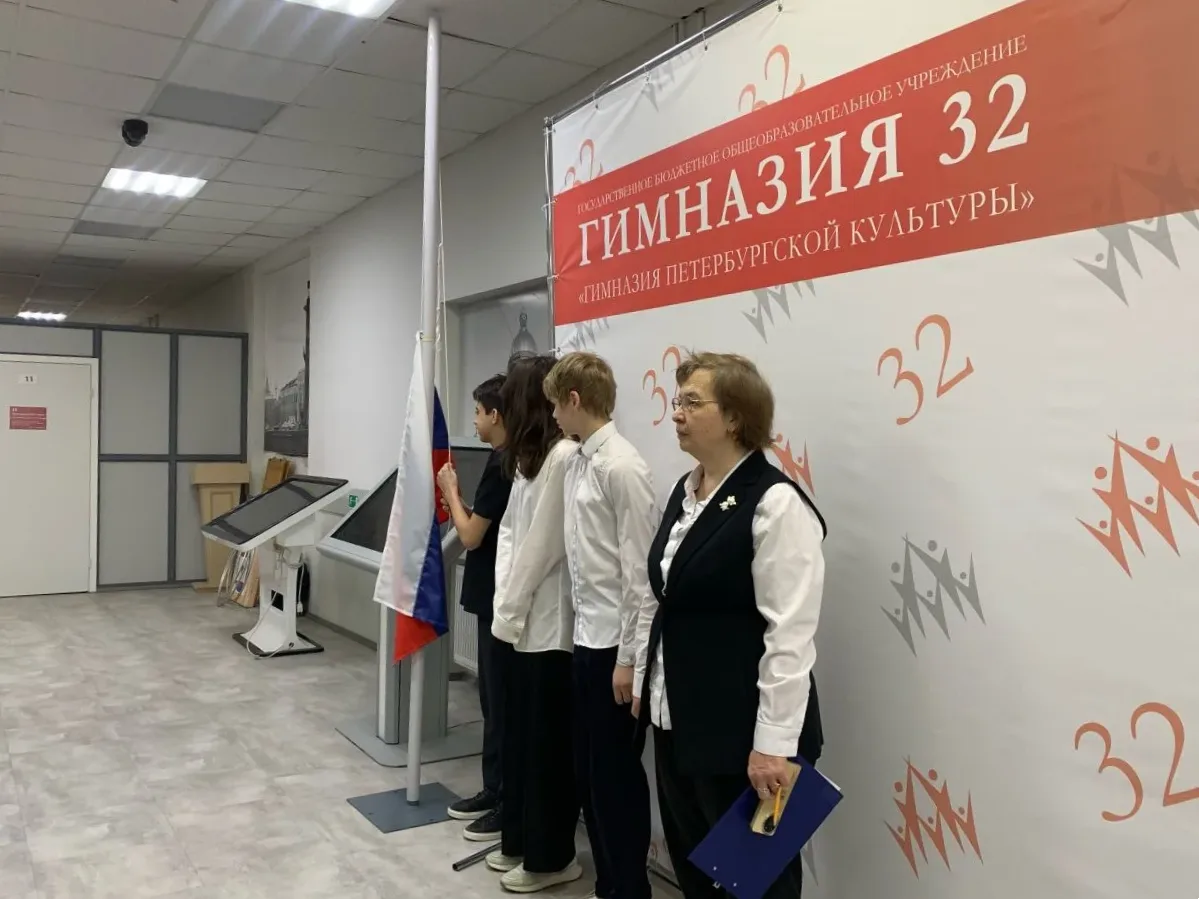 Начало недели: торжественные линейки в Гимназии №32 🇷🇺  Сегодня, 23 марта, учебная неделя в нашей ги