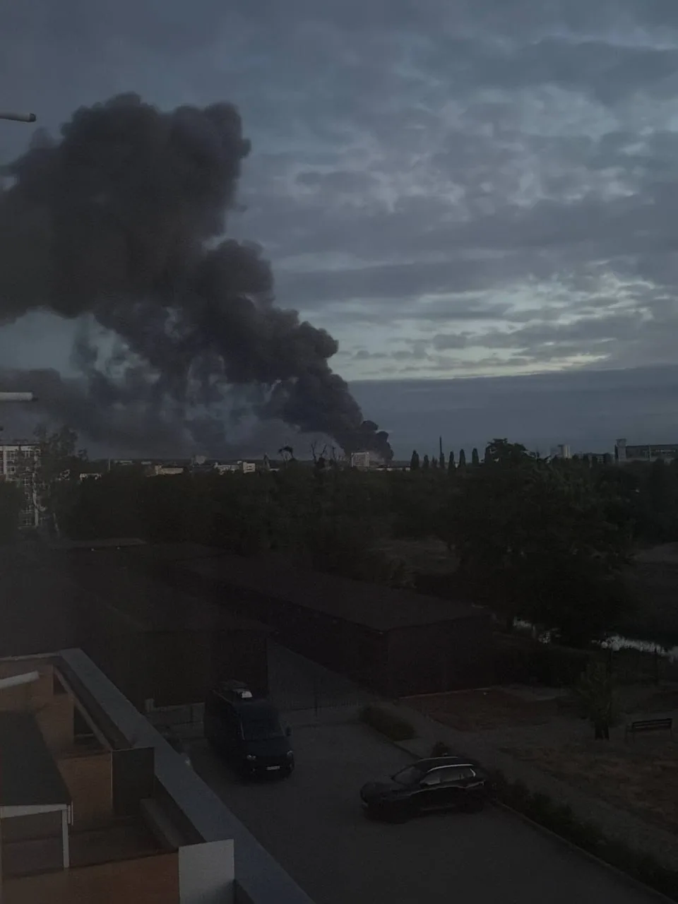 Утром в Харькове после серии прилётов возник крупный пожар, по данным местных властей, удары пришлис