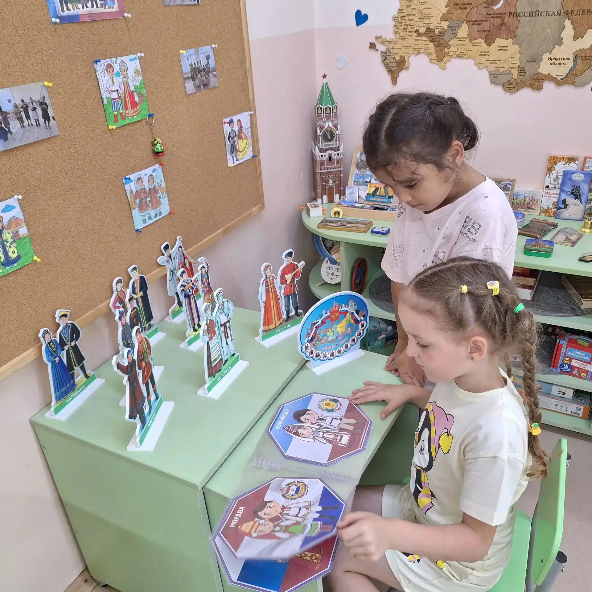Россия — большая страна, где дружбой сильна она! 🇷🇺

В группе «Звездочки» было по-настоящему увлек
