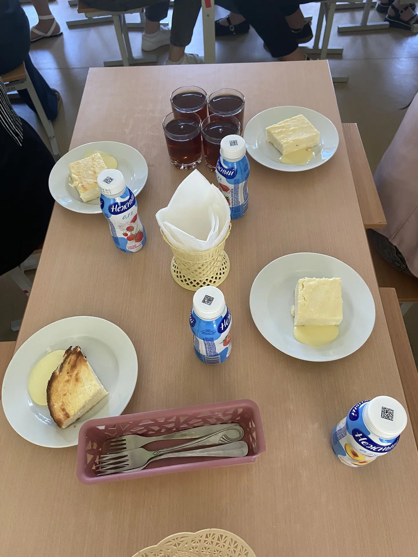 Завтрак 18 июня 

Запеканка из творога со сгущ.молоком
Чай с сахаром
Йогурт 

Обед

Суп гороховый
Гу