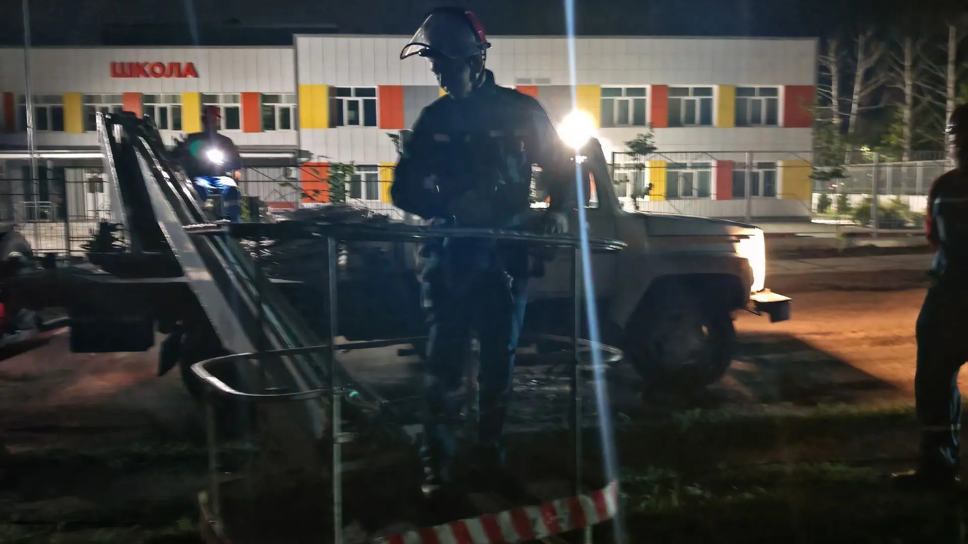 В течение минувшей ночи бригады #РоссетиЮг
продолжали устранять последствия урагана на линиях 0,4 кВ