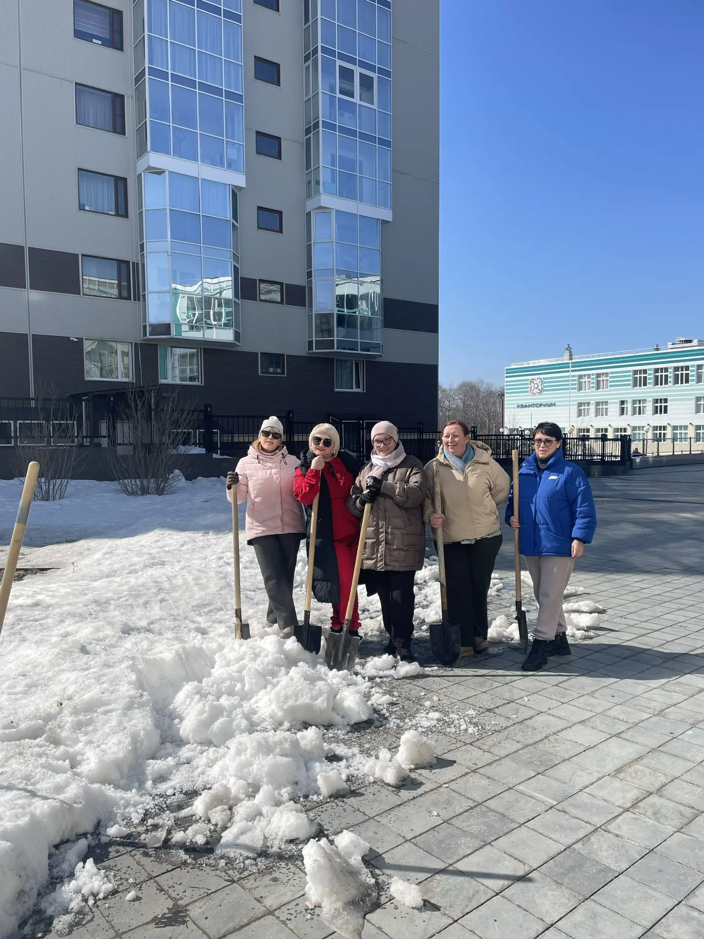 🌨️ Весенняя пятница: вместе делаем мир чище!  Сегодня наш дружный коллектив гимназии вышел на улицу,