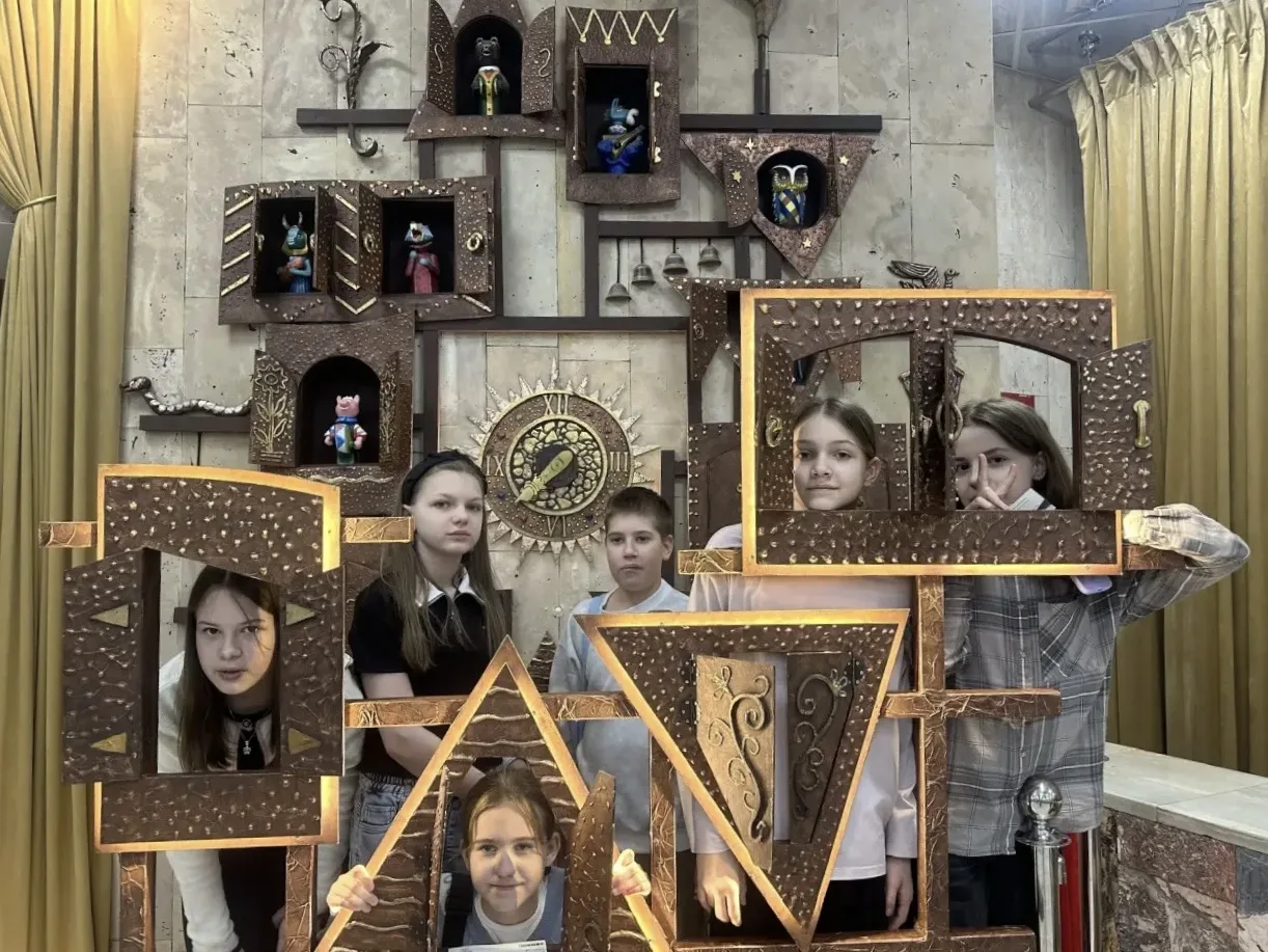 🚂 В театр  🎭 Ученики 5 «Г» класса побывали в Театр кукол имени С. В. Образцова и посмотрели спектакл