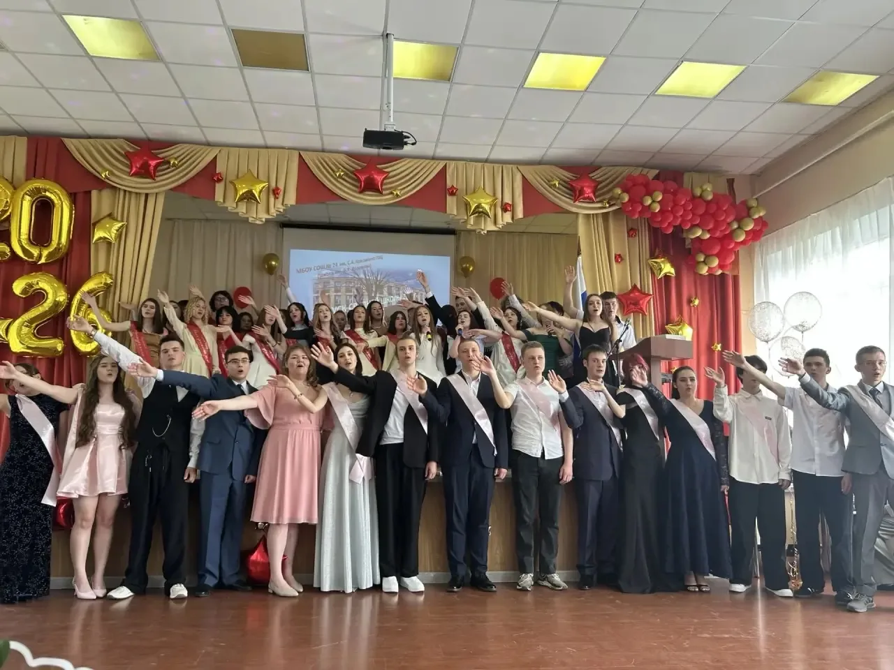 🎓 Торжественный день в МБОУ СОШ №24 им. Красовского! 🎓

27 июня в корпусе №3 нашей школы царила по