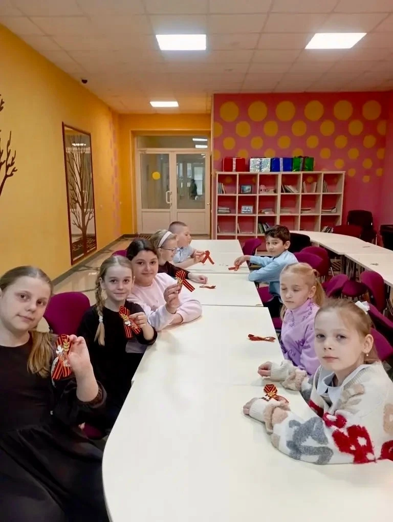 🕊️ Школа, полная памяти и гордости! 🕊️  Представьте: окна нашей школы теперь украшены белыми журавля