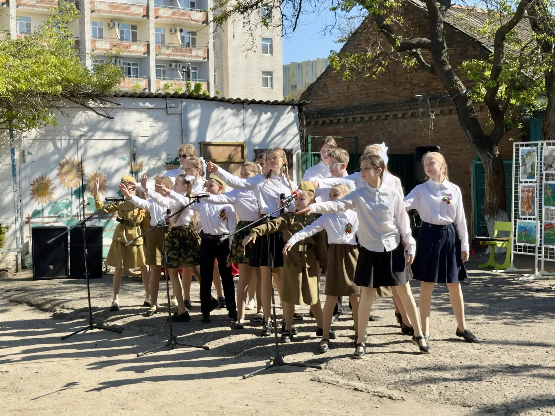 В стенах МБОУ ДО ДЮЦ города Ейска с большим успехом прошла патриотическая акция под названием "Поющи