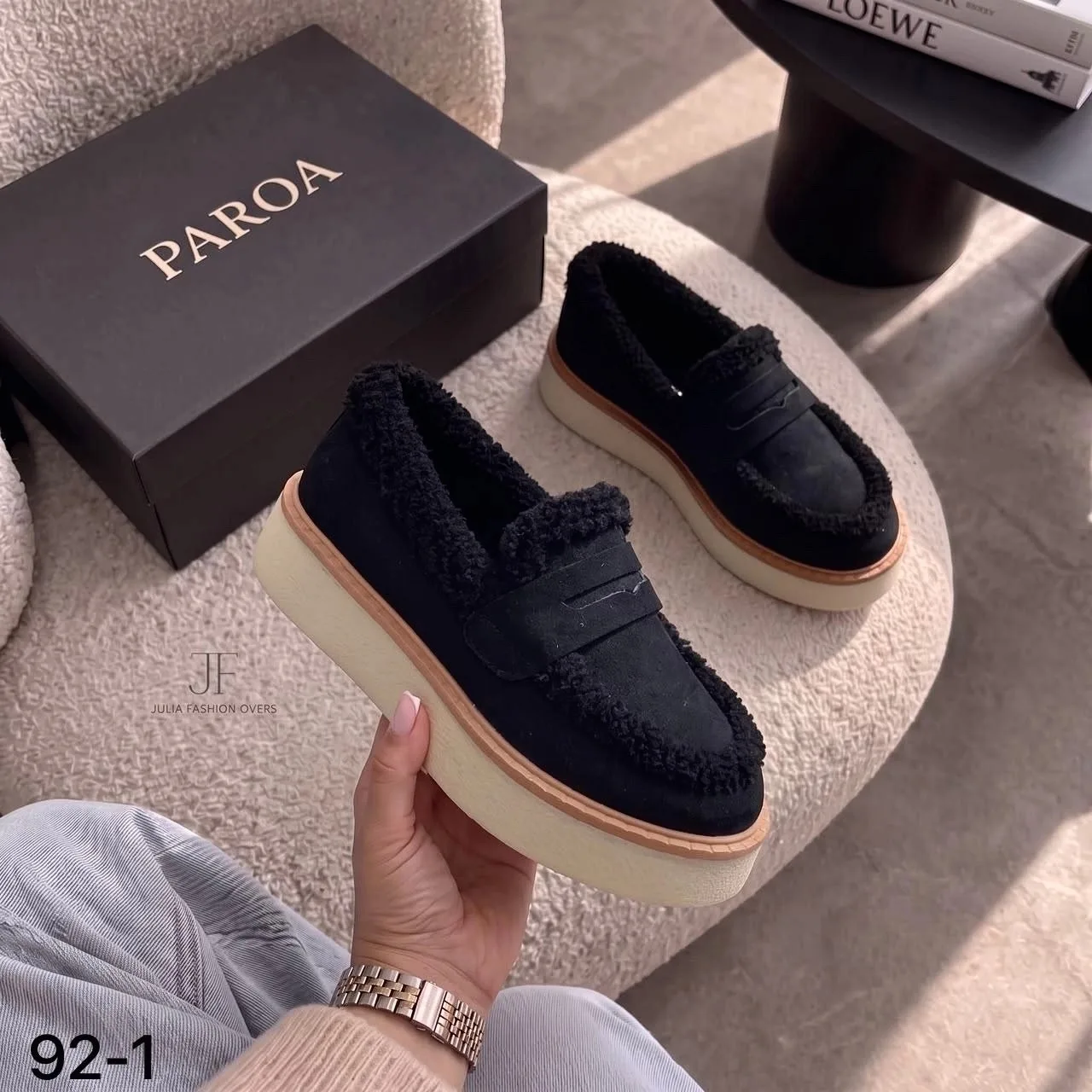 И без лого