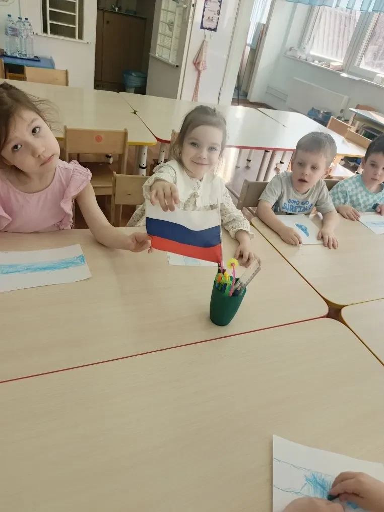 Знакомство с флагом России✨  В дошкольном отделении «Непоседы» прошло увлекательное и познавательное