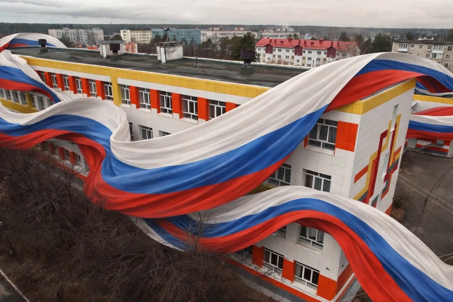 С Днём Государственного флага России, школьная семья! 🇷🇺