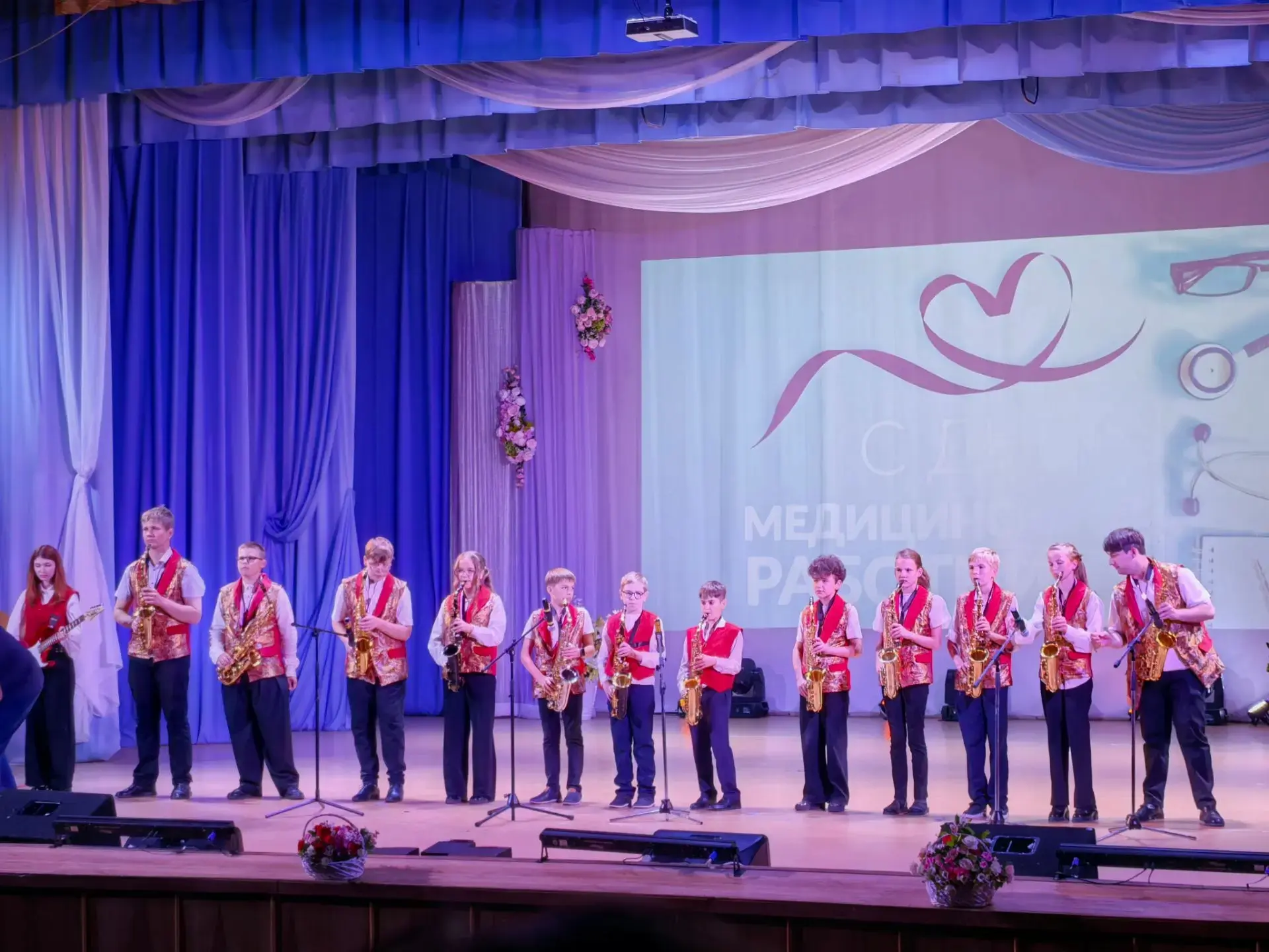 Вчера учащиеся духового отделения выступали в МКДЦ на концерте, посвященном  Дню