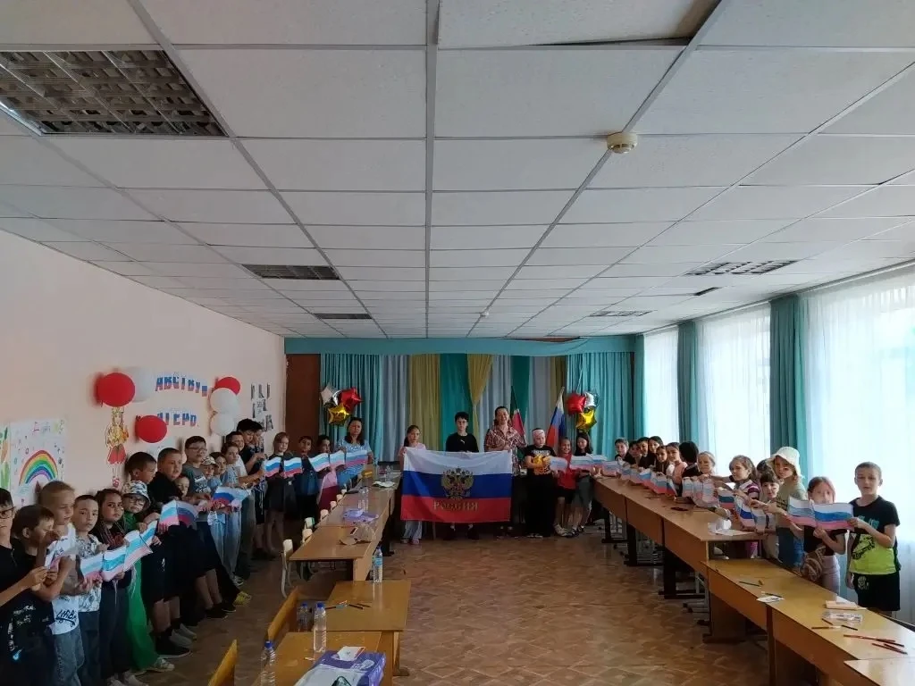 Урок патриотизма: педагог дополнительного образования Алина Салиховна провела мероприятие ко Дню Рос