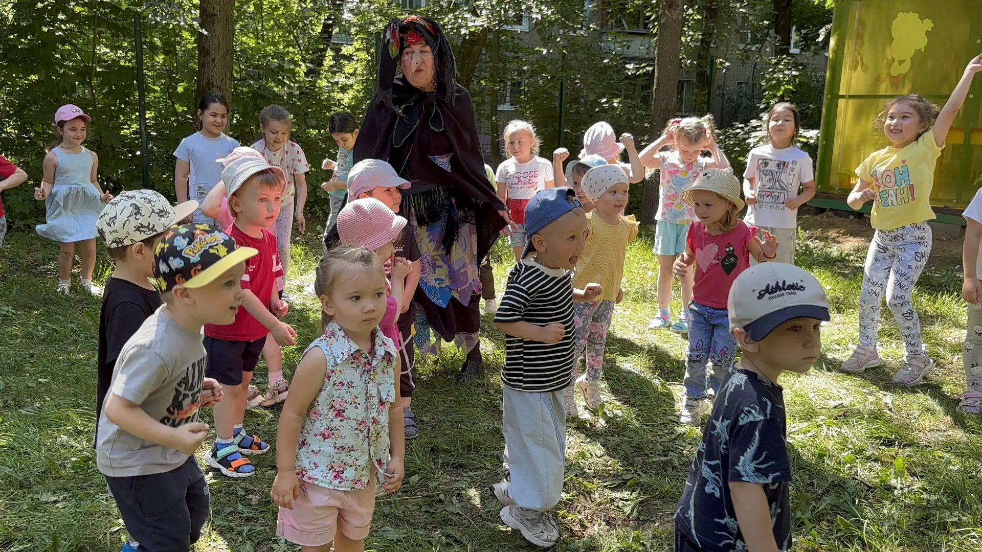 📸 Вот это праздник! День рождения Бабы Яги в нашем саду прошёл с огоньком! 🧹Вместо скучных занятий